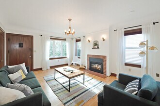 2323 SE Pine St in Portland, OR - Foto de edificio - Building Photo