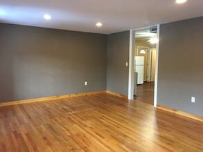 275 Great Rd, Unit B in North Smithfield, RI - Foto de edificio - Building Photo