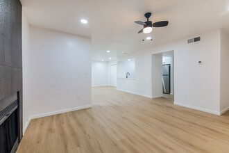 9920 Forest Ln in Dallas, TX - Foto de edificio - Building Photo