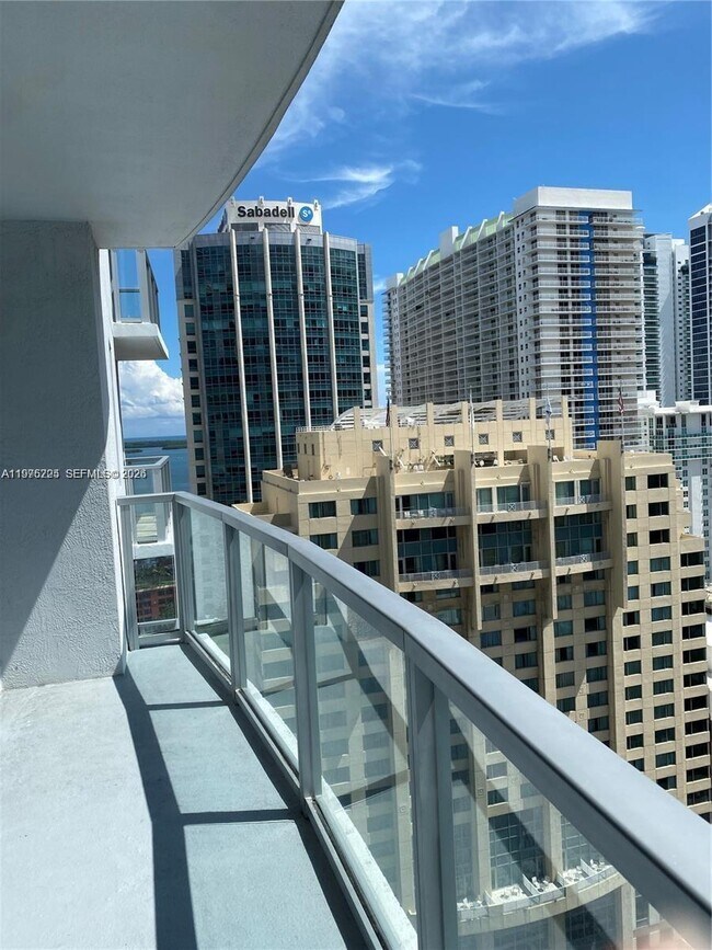 1060 Brickell Ave, Unit 1709 in Miami, FL - Building Photo - Building Photo