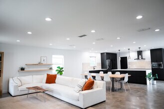 637 N Bowen Rd in Arlington, TX - Foto de edificio - Building Photo