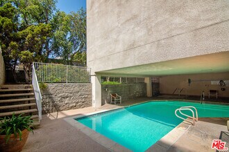 441 N Oakhurst Dr in Beverly Hills, CA - Building Photo - Building Photo