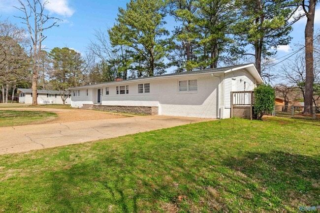 8009 Whitesburg Dr in Huntsville, AL - Building Photo - Building Photo