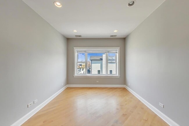 1910 N Washtenaw Ave in Chicago, IL - Building Photo - Building Photo