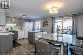 136 Donnenwerth Dr in Kitchener, ON - Building Photo - Building Photo