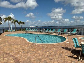 900 E Marion Ave in Punta Gorda, FL - Building Photo