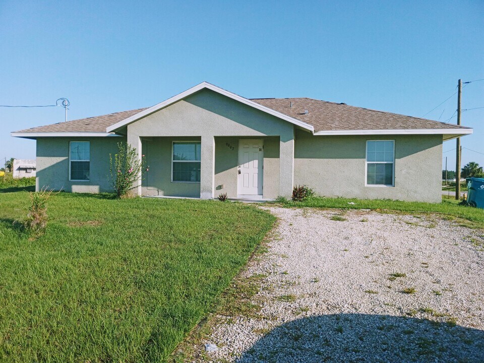 9007 Meadow Cir in La Belle, FL - Building Photo