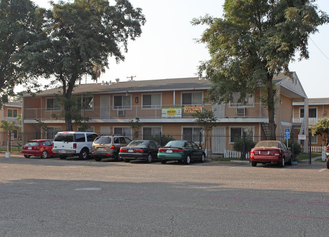 Northern Suncrest Apartments in Modesto, CA - Building Photo - Building Photo