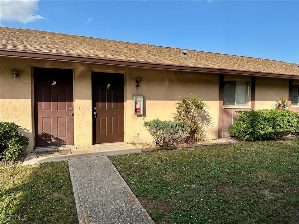 829 Gleason Pkwy in Cape Coral, FL - Building Photo