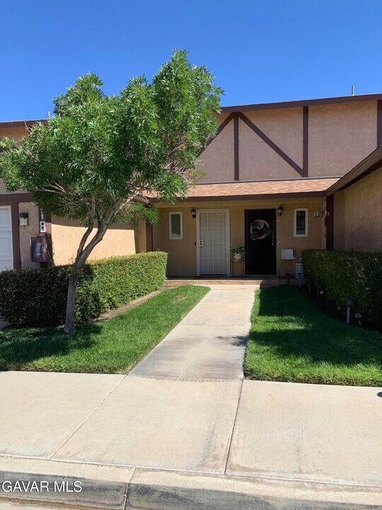 43920 Bobby Jones Dr in Lancaster, CA - Building Photo