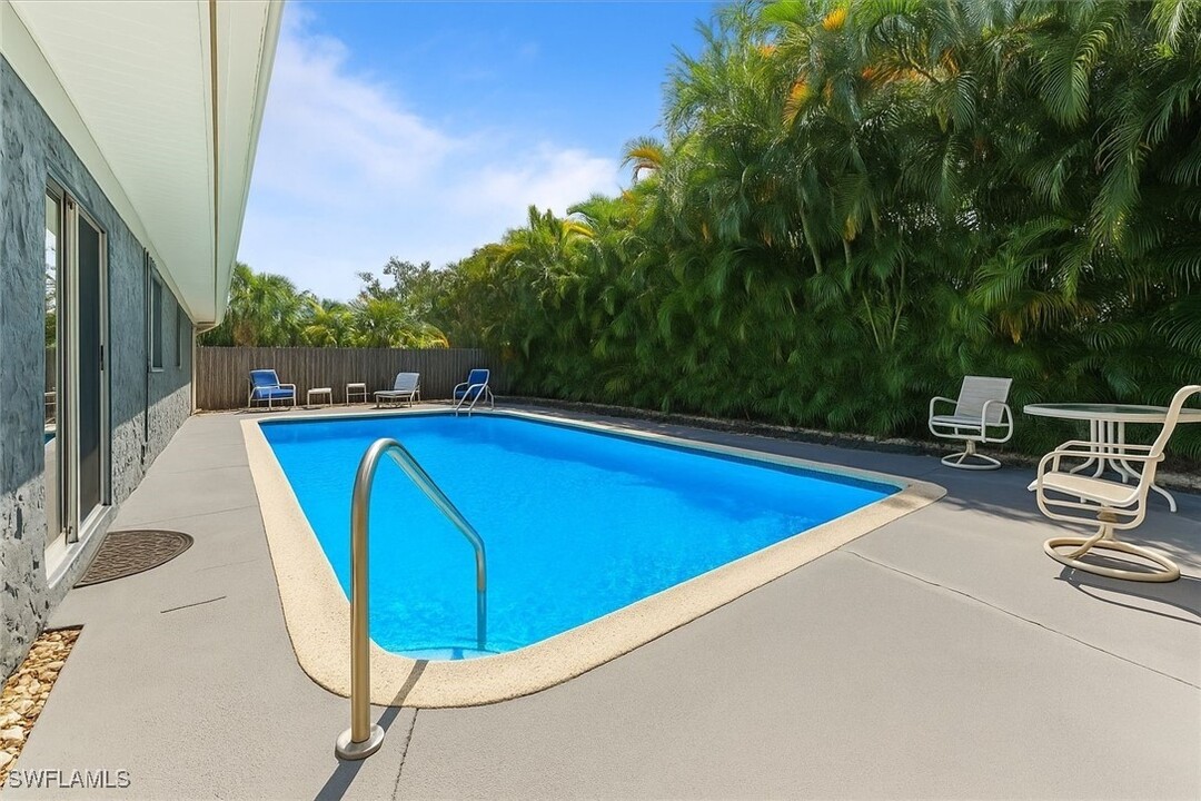 2250 Poinciana St in Naples, FL - Building Photo