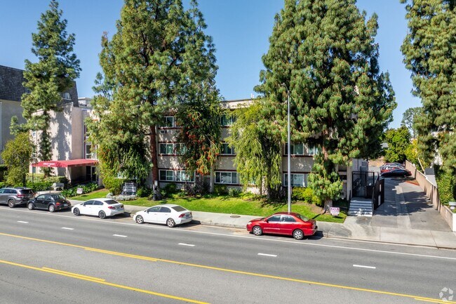 5405 Lindley Avenue in Tarzana, CA - Foto de edificio - Building Photo