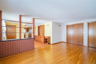 82 Lancaster Rd in West Hartford, CT - Building Photo - Building Photo