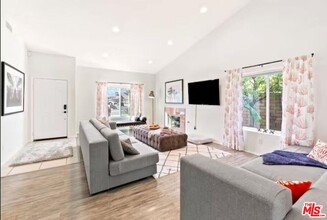 2282 Shannon Way in Palm Springs, CA - Building Photo - Building Photo