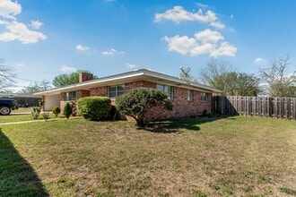 207 S Temple St in Caldwell, TX - Building Photo - Building Photo