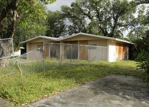 1095 NE 149th St in Miami, FL - Building Photo - Building Photo