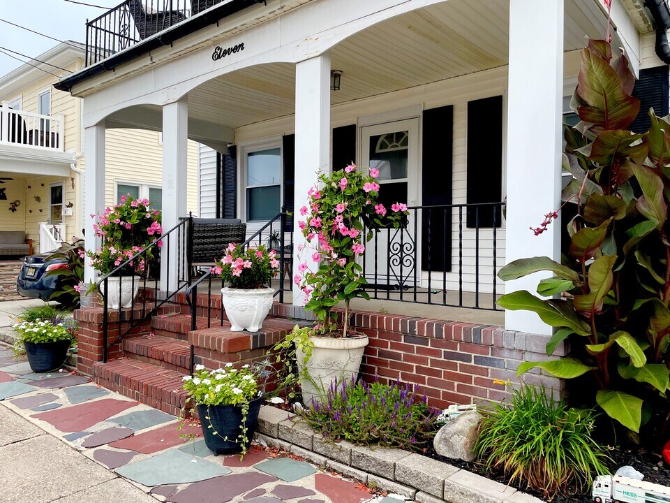 11 S Gladstone Ave, Unit 1st Floor in Margate City, NJ - Foto de edificio