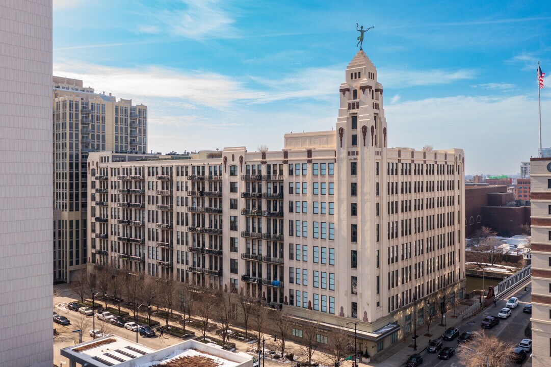 One River Place in Chicago, IL - Building Photo