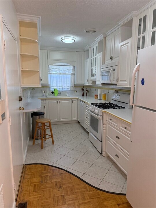 137 Lake Shore Rd in Boston, MA - Building Photo