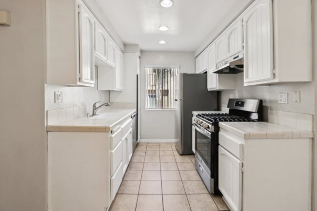 725 E Providencia Ave in Burbank, CA - Foto de edificio - Building Photo