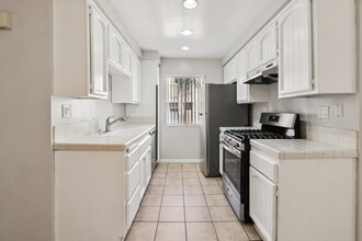 725 E Providencia Ave in Burbank, CA - Building Photo - Building Photo