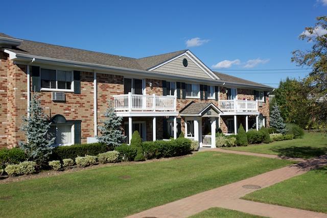 204 Lakeland Ave in Sayville, NY - Building Photo