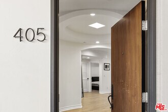 122 N Clark Dr in Los Angeles, CA - Building Photo - Building Photo