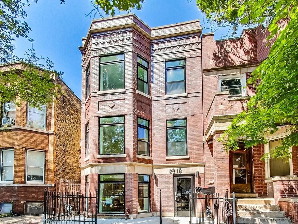 2818 W Fletcher St in Chicago, IL - Building Photo