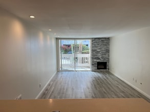 22 Navy St, Unit 22 Navy St Apt 104 in Venice, CA - Building Photo - Building Photo