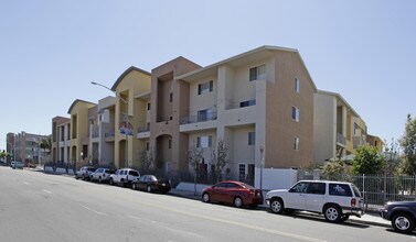 Urban Village Townhomes in San Diego, CA - Foto de edificio - Building Photo