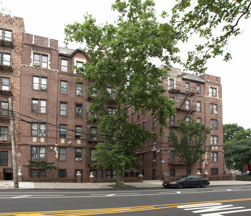 200 Highland Blvd in Brooklyn, NY - Foto de edificio