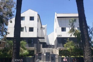 2301 Cloverdale Ave, Unit 2 in Los Angeles, CA - Building Photo
