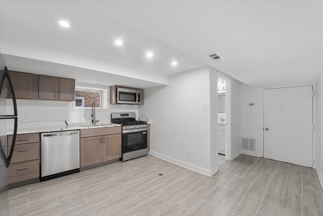 7056 N Rockwell St in Chicago, IL - Building Photo - Building Photo
