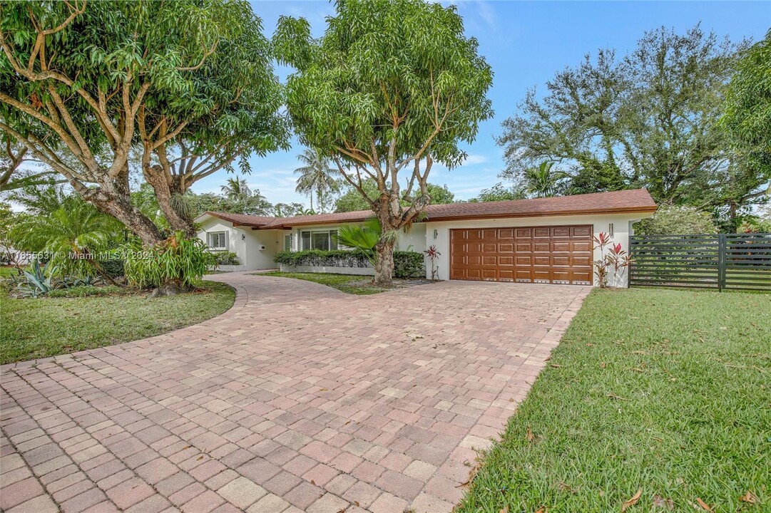 8325 SW 150th Dr in Palmetto Bay, FL - Foto de edificio