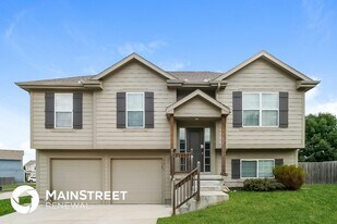 9810 E 220th St in Peculiar, MO - Building Photo