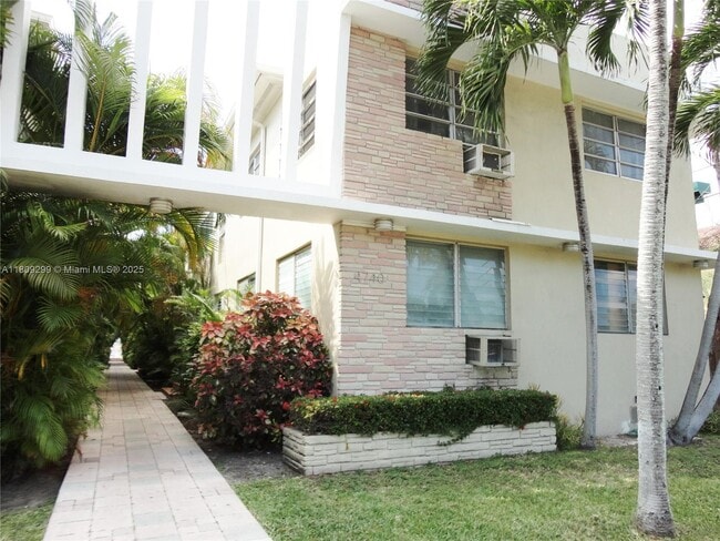 4740 Pine Tree Dr in Miami Beach, FL - Building Photo - Building Photo