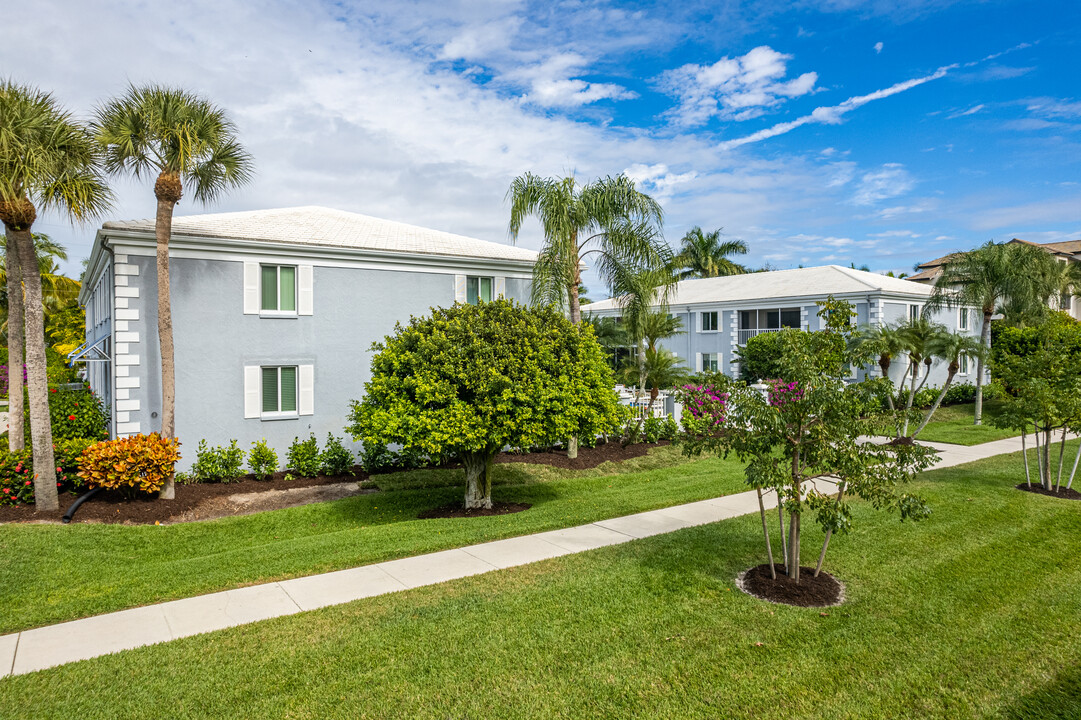 Devon Court in Naples, FL - Building Photo