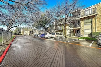 Room in Condo on Skillman St in Dallas, TX - Foto de edificio - Building Photo