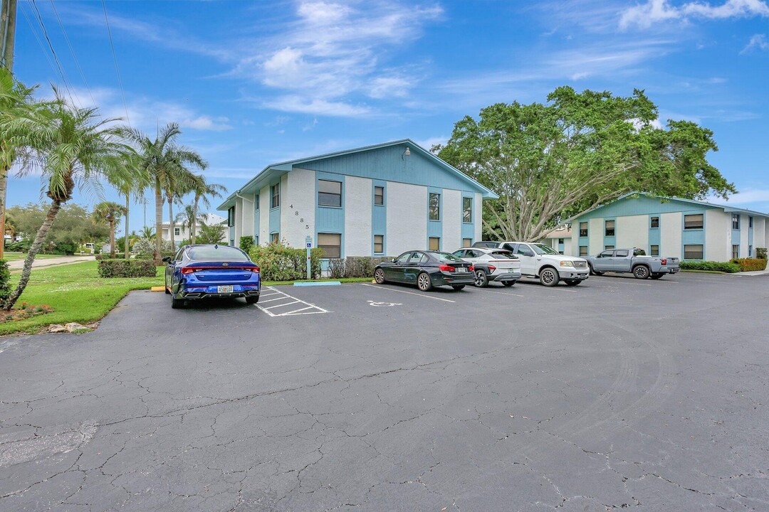 4885 SE Capstan Ave in Stuart, FL - Building Photo