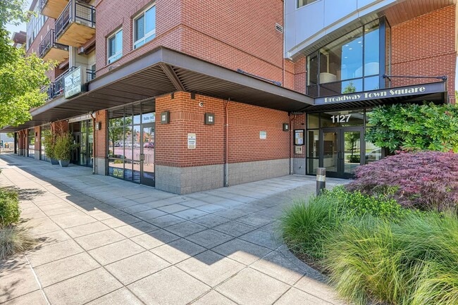 1127 Broadway St NE, Unit 212