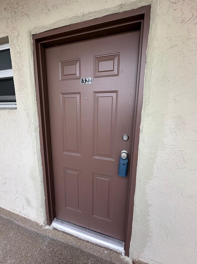 10900 SW 104th St, Unit 322 in Miami, FL - Foto de edificio - Building Photo