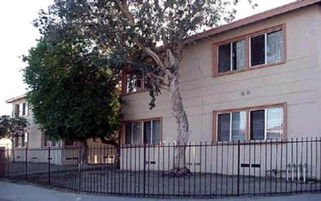 7325 Vineland Ave in Sun Valley, CA - Building Photo - Building Photo