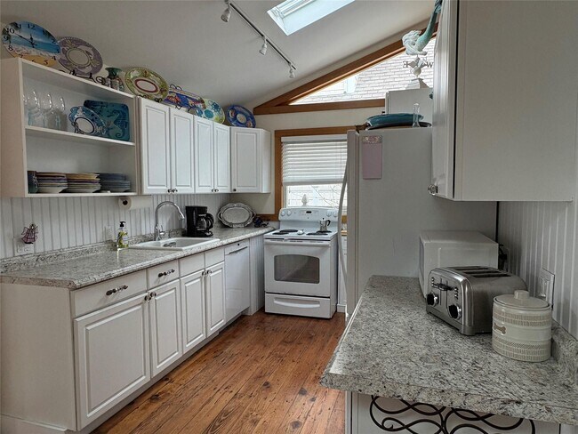 177 Wilmot Rd in Ocean Beach, NY - Building Photo - Building Photo