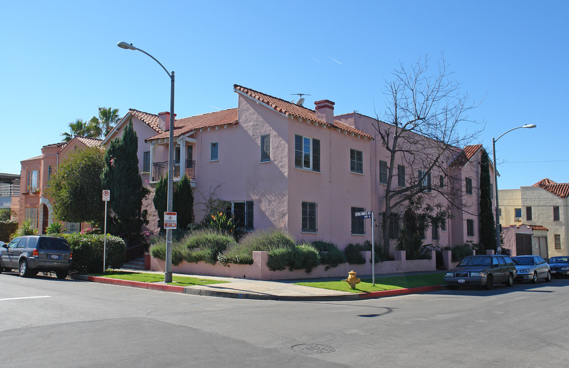 465 N Sierra Bonita Ave in Los Angeles, CA - Building Photo