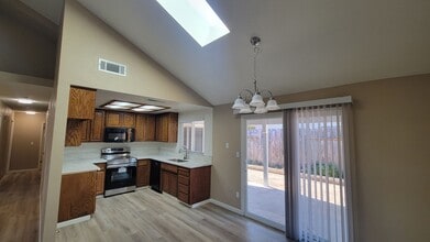 4028 Sarah Jane Ct in Modesto, CA - Foto de edificio - Building Photo
