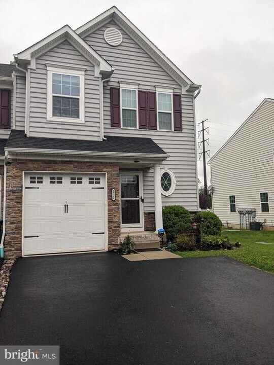 1722 Lydia Dr in Hatfield, PA - Building Photo