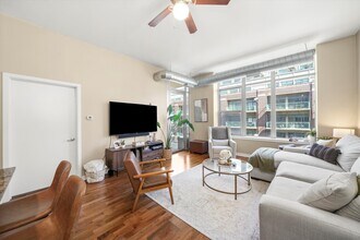901 W Madison St, Unit 715 in Chicago, IL - Building Photo - Building Photo
