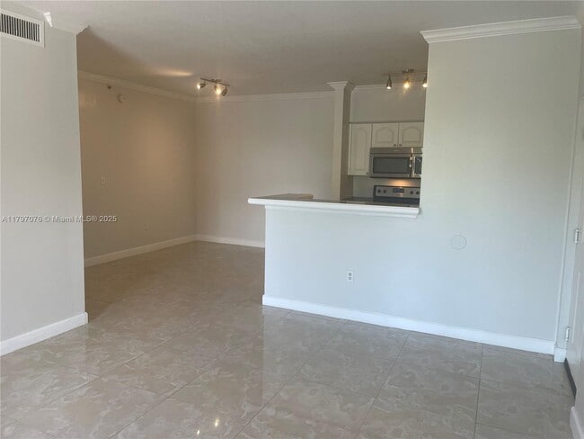 6841 SW 44th St in Miami, FL - Building Photo - Building Photo
