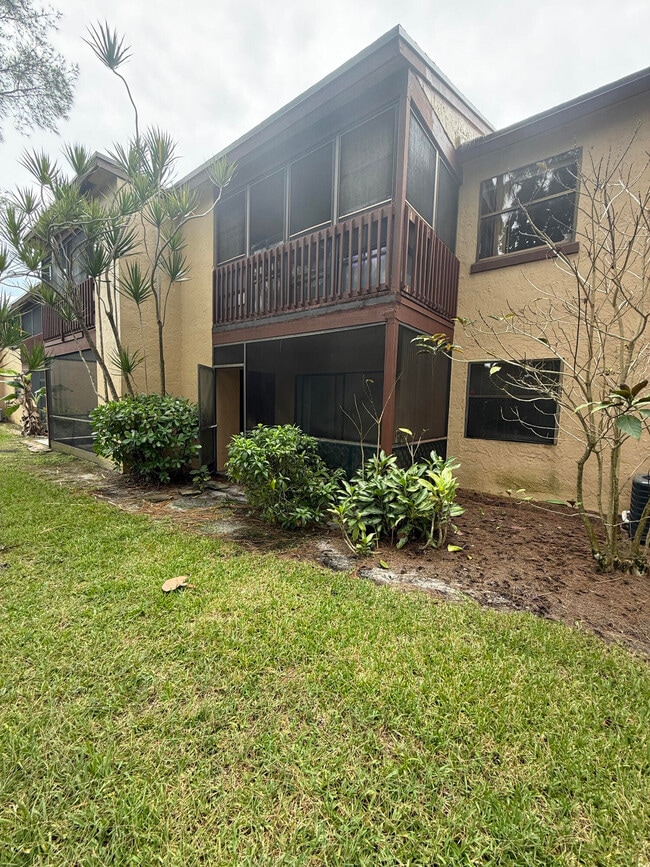 1303 Lakeview Dr E in Royal Palm Beach, FL - Building Photo - Building Photo