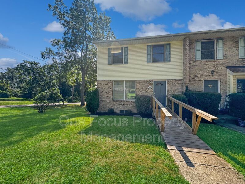 556 Becker St in Danville, PA - Foto de edificio